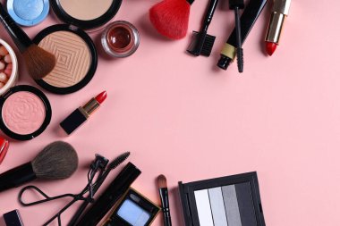 Makyaj için çeşitli kozmetik ürünleri, ruj tozu göz farı.