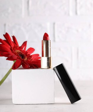 Altın bir tüp içinde parlak kırmızı ruj