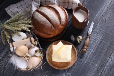 Ahşap bir arka planda ekmek ve tereyağlı kırsal yaşam