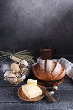 Ahşap bir arka planda ekmek ve tereyağlı kırsal yaşam