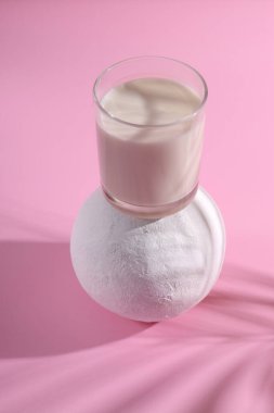 Sütlü bardak modern natürmort