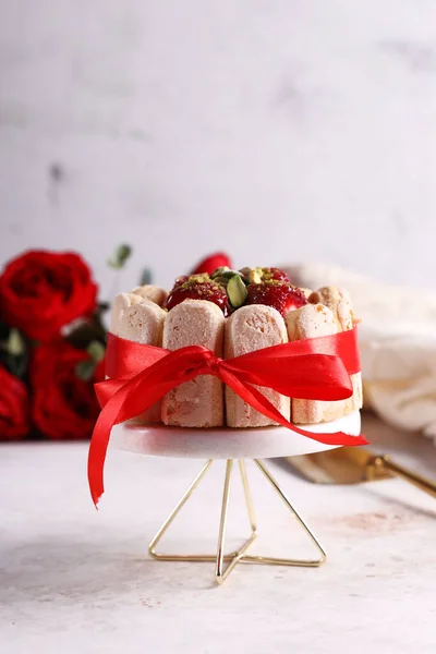 Шарлотта Десерт Печеньем Савойарди — стоковое фото