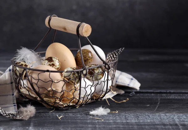 Tahta Bir Masada Sepetteki Organik Yumurtalar — Stok fotoğraf