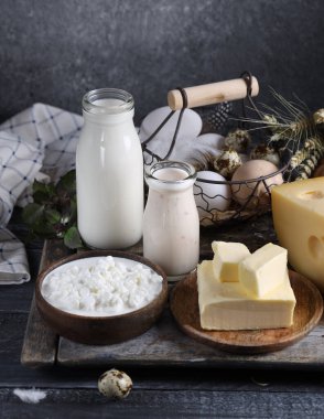 Süt ürünleri ahşap tahtada