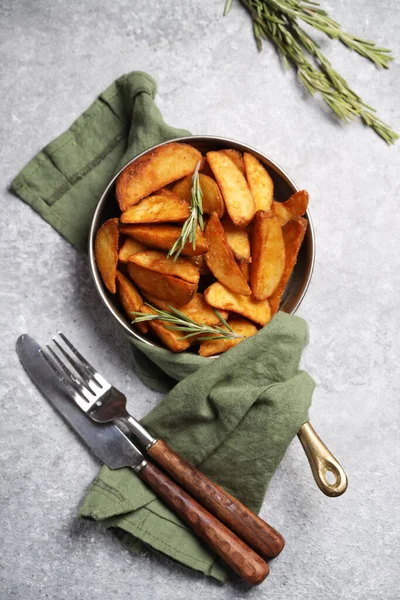 Quartiers Pommes Terre Avec Romarin Frit Dans Une Casserole — Photo