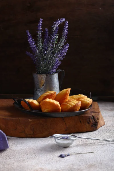 Французское Традиционное Мадлен Печенье Лавандой — стоковое фото