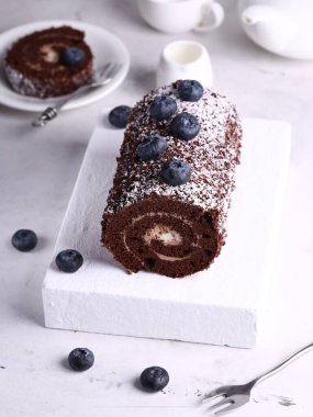 Tatlı olarak yaban mersinli çikolatalı dürüm.