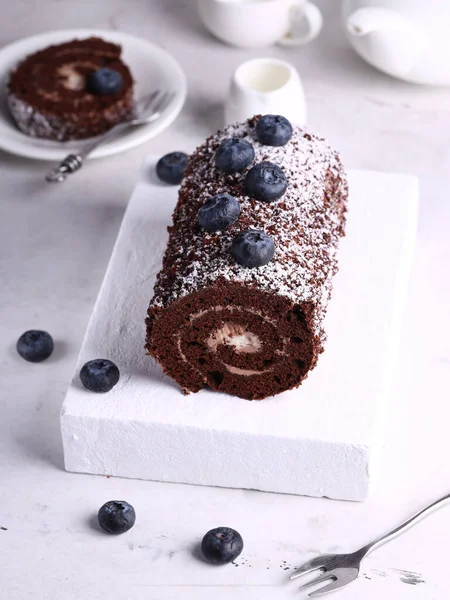 Tatlı olarak yaban mersinli çikolatalı dürüm.