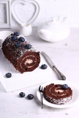 Tatlı olarak yaban mersinli çikolatalı dürüm.