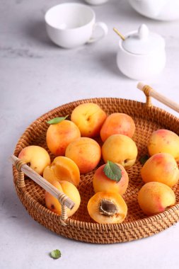 Masada olgun organik kayısılar var.