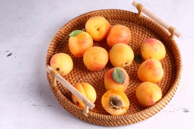 Masada olgun organik kayısılar var.