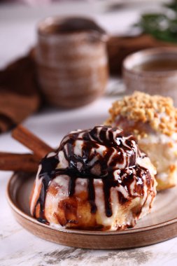 Geleneksel tarçın ve kremalı çörekler, tarçınlar