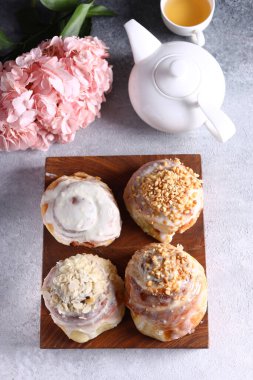 Geleneksel tarçın ve kremalı çörekler, tarçınlar