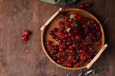 Masada taze organik kiraz var.