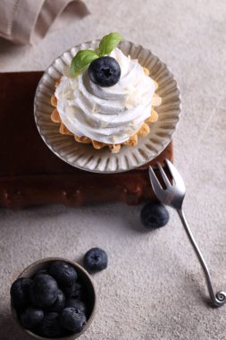 Kremalı mini kek sepeti.