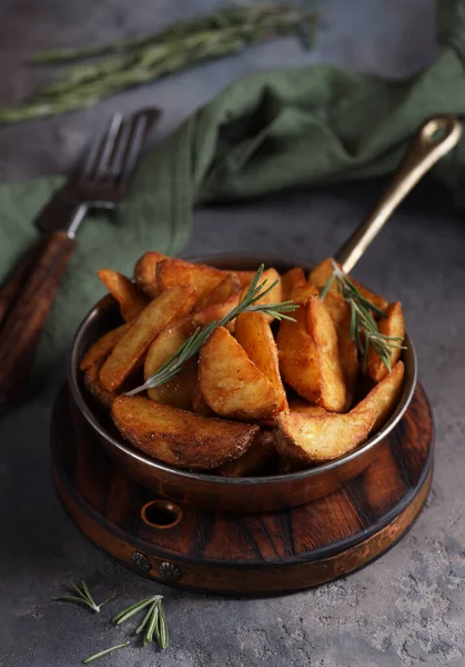 감자가 프라이팬에 로즈마리와 섞이다 — 스톡 사진