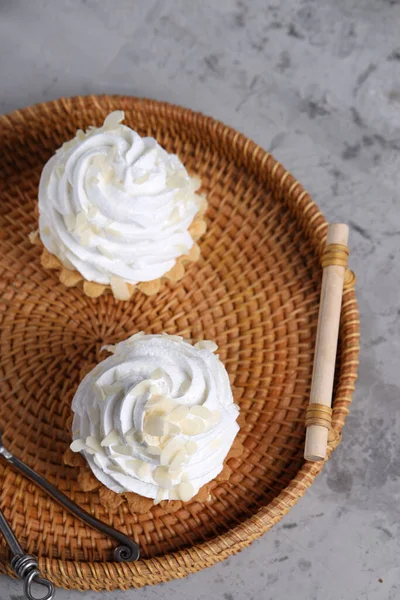 Košík Dorty Meringue Smetanou — Stock fotografie