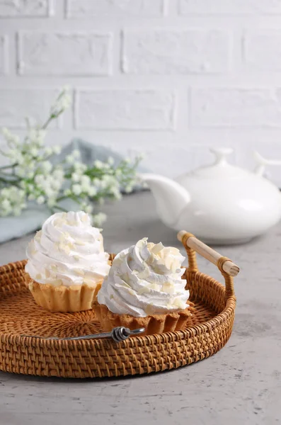 Mini Cake Mand Met Meringue Crème — Stockfoto