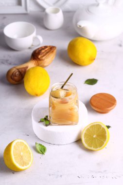 Tatlı olarak cam kavanozda limon ezmesi.