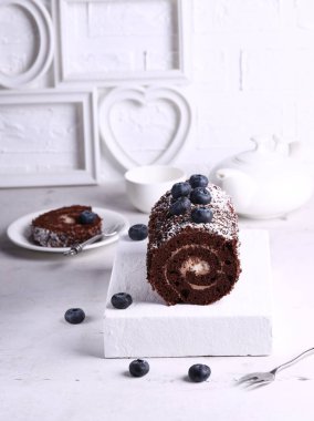 Tatlı olarak yaban mersinli çikolatalı dürüm.