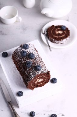 Tatlı olarak yaban mersinli çikolatalı dürüm.