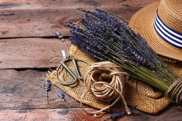 Buquê Lavanda Seca Uma Mesa Madeira — Fotografia de Stock