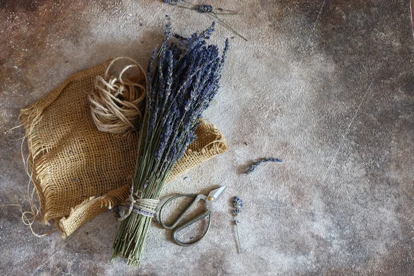 Buquê Lavanda Seca Uma Mesa Madeira — Fotografia de Stock