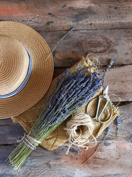 Buquê Lavanda Seca Uma Mesa Madeira — Fotografia de Stock