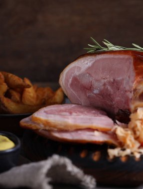 Hardallı ve lahanalı domuz budu.