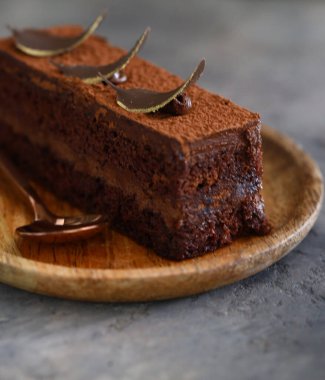 Tatlı bir parça kek ikram etmek için.