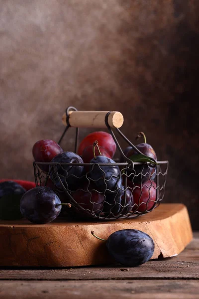 Ciruela Fruta Orgánica Madura Naturaleza Muerta —  Fotos de Stock