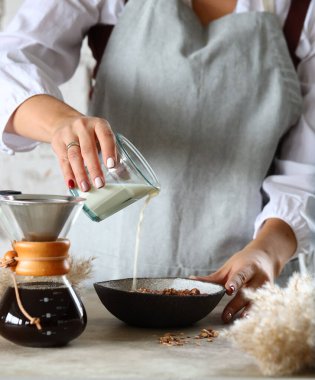 Ev yapımı müsli ve süt.