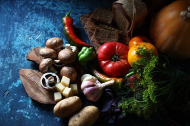 Sebzeler ahşap bir masada karışıyor.