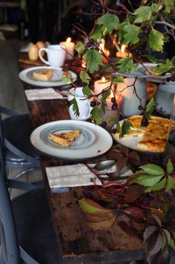 Şükran Günü için şenlikli sonbahar masasını hazırlayın.