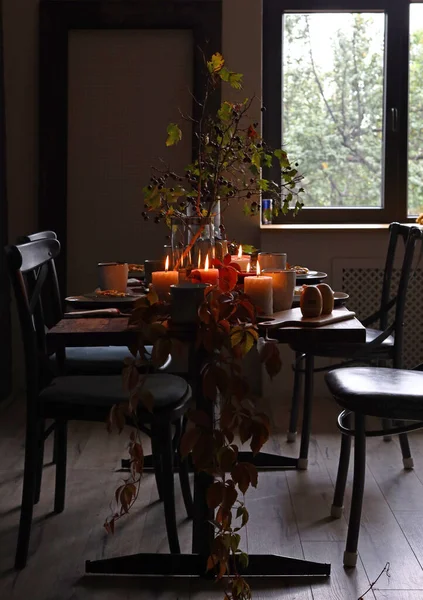 感謝祭の日にお祝いの秋のテーブルを — ストック写真