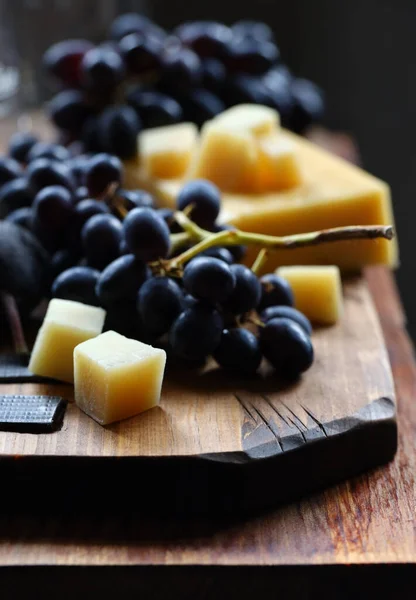 Tagliere Con Uva Noci — Foto Stock