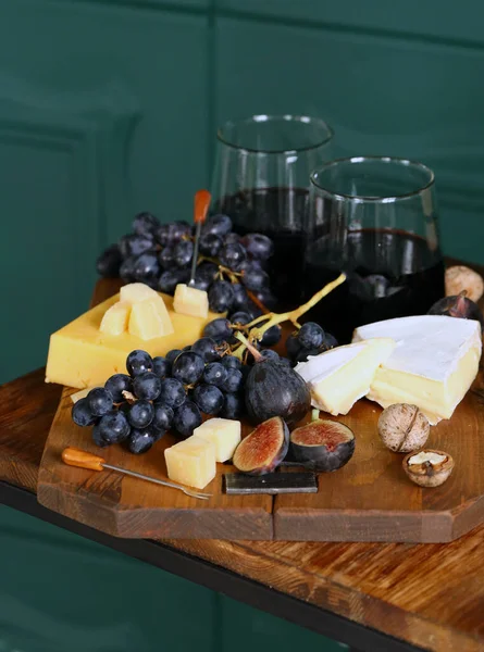 Cheese Plate Board Grapes Nuts — Stock Photo, Image