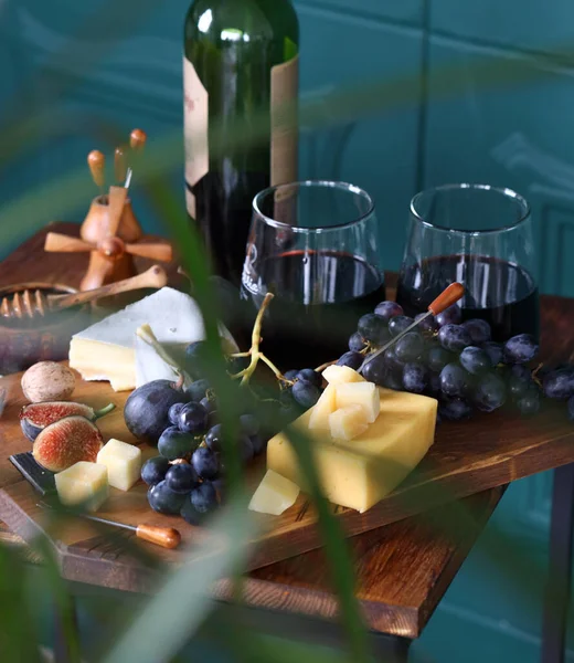Käseplatte Mit Trauben Und Nüssen — Stockfoto