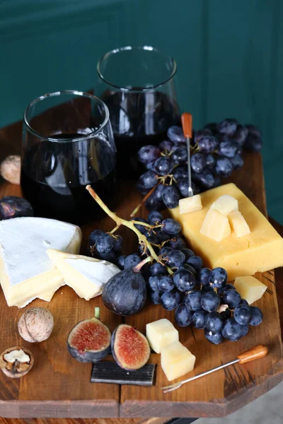 Cheese Plate Board Grapes Nuts — Stock Photo, Image