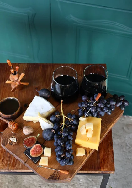 Placa Queso Con Uvas Frutos Secos — Foto de Stock