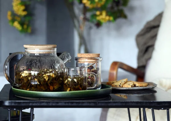 Kräutertee Einer Teekanne Auf Dem Tisch — Stockfoto