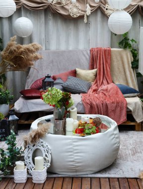 Yastıklı ve kahveli halktan bir iç mekan.