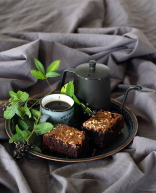 çikolatalı kek, browni ve kahve