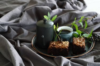 çikolatalı kek, browni ve kahve