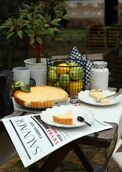 Stillleben Frühstück Garten Mit Kuchen Und Obst — Stockfoto