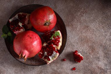 Masanın üzerinde olgun organik nar meyvesi