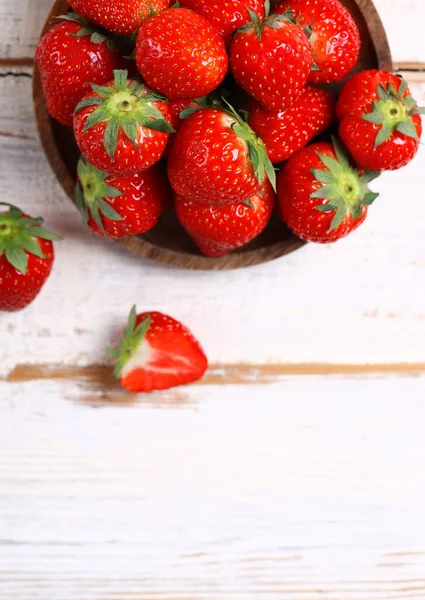 Reife Bio Erdbeere Auf Dem Tisch — Stockfoto