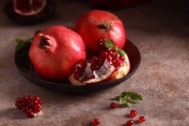 Masanın üzerinde olgun organik nar meyvesi