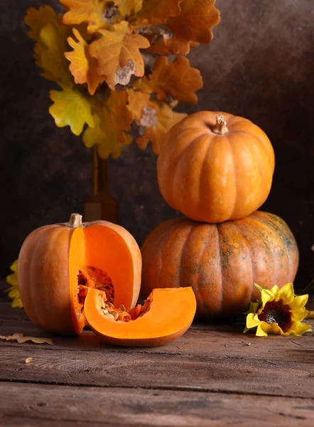 Rijpe Biologische Pompoen Houten Tafel — Stockfoto