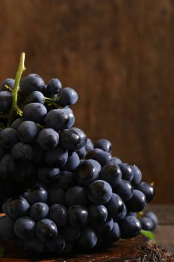 Taze üzüm ve kırmızı şarap.